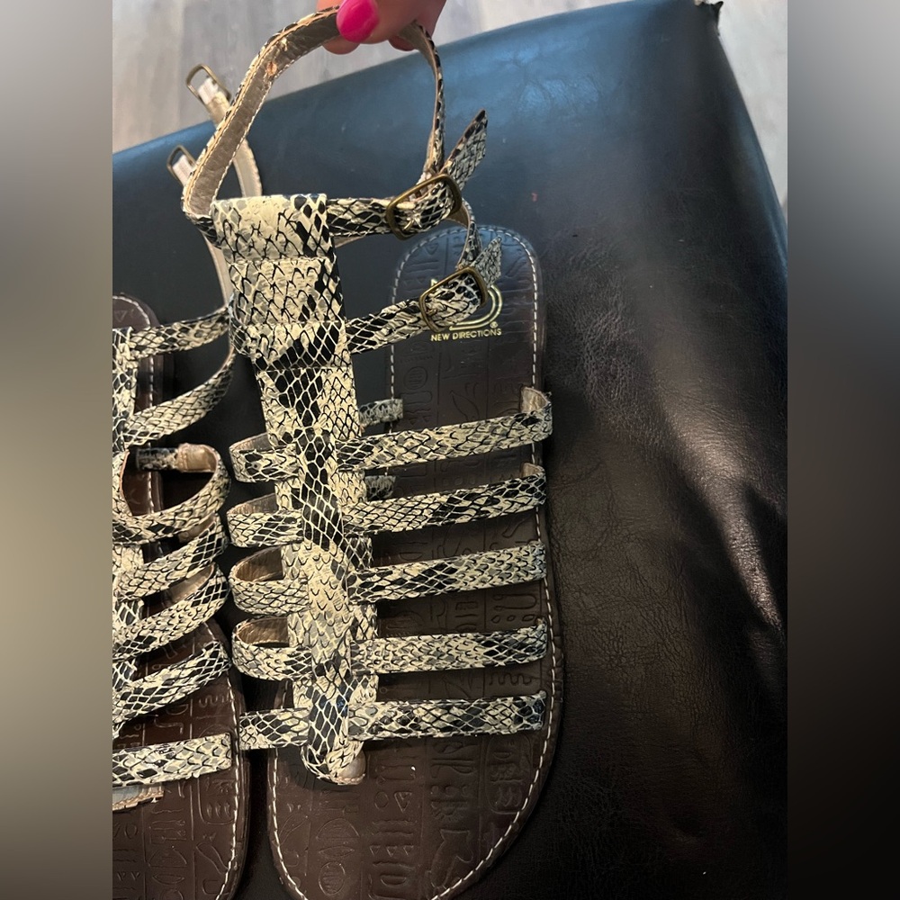 New direction sandals size 6